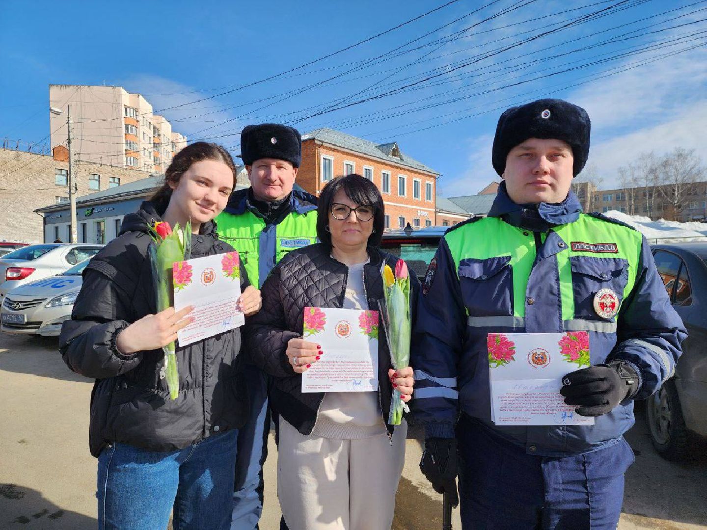можайск, можайский городской округ, подмосковье, гаи, госавтоинспекция, инспекторы, цветочный патруль, акция, международный женский день, 8 марта, поздравления,