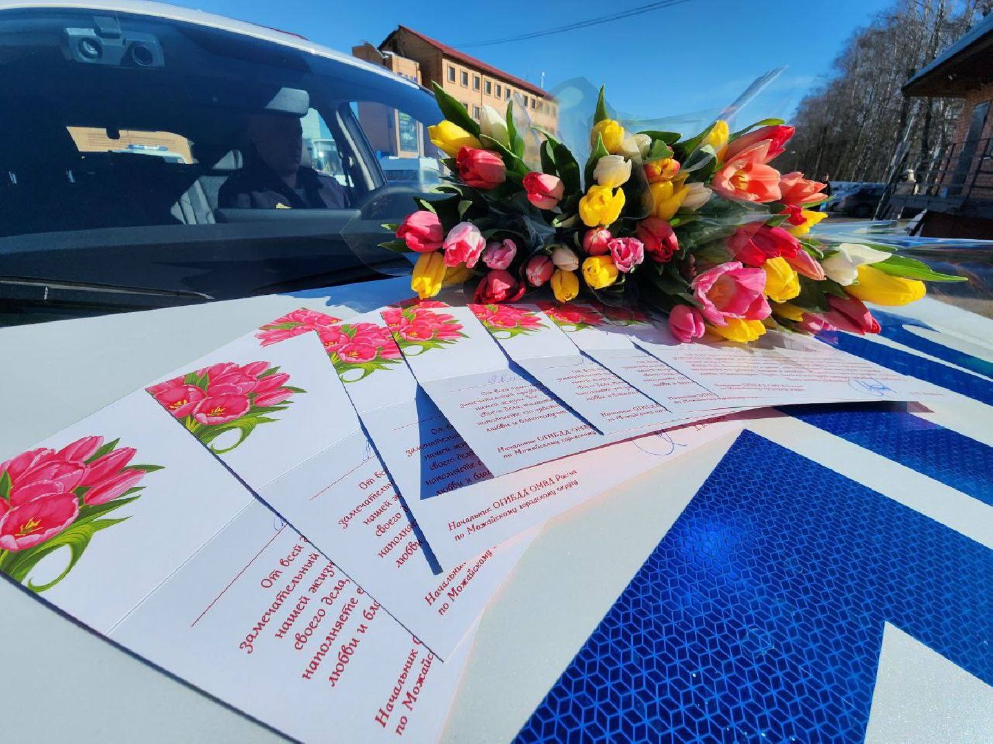 можайск, можайский городской округ, подмосковье, гаи, госавтоинспекция, инспекторы, цветочный патруль, акция, международный женский день, 8 марта, поздравления,