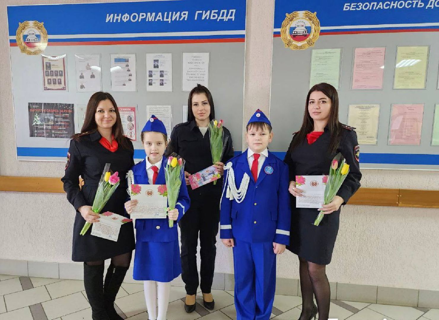 можайск, можайский городской округ, подмосковье, гаи, госавтоинспекция, инспекторы, цветочный патруль, акция, международный женский день, 8 марта, поздравления,