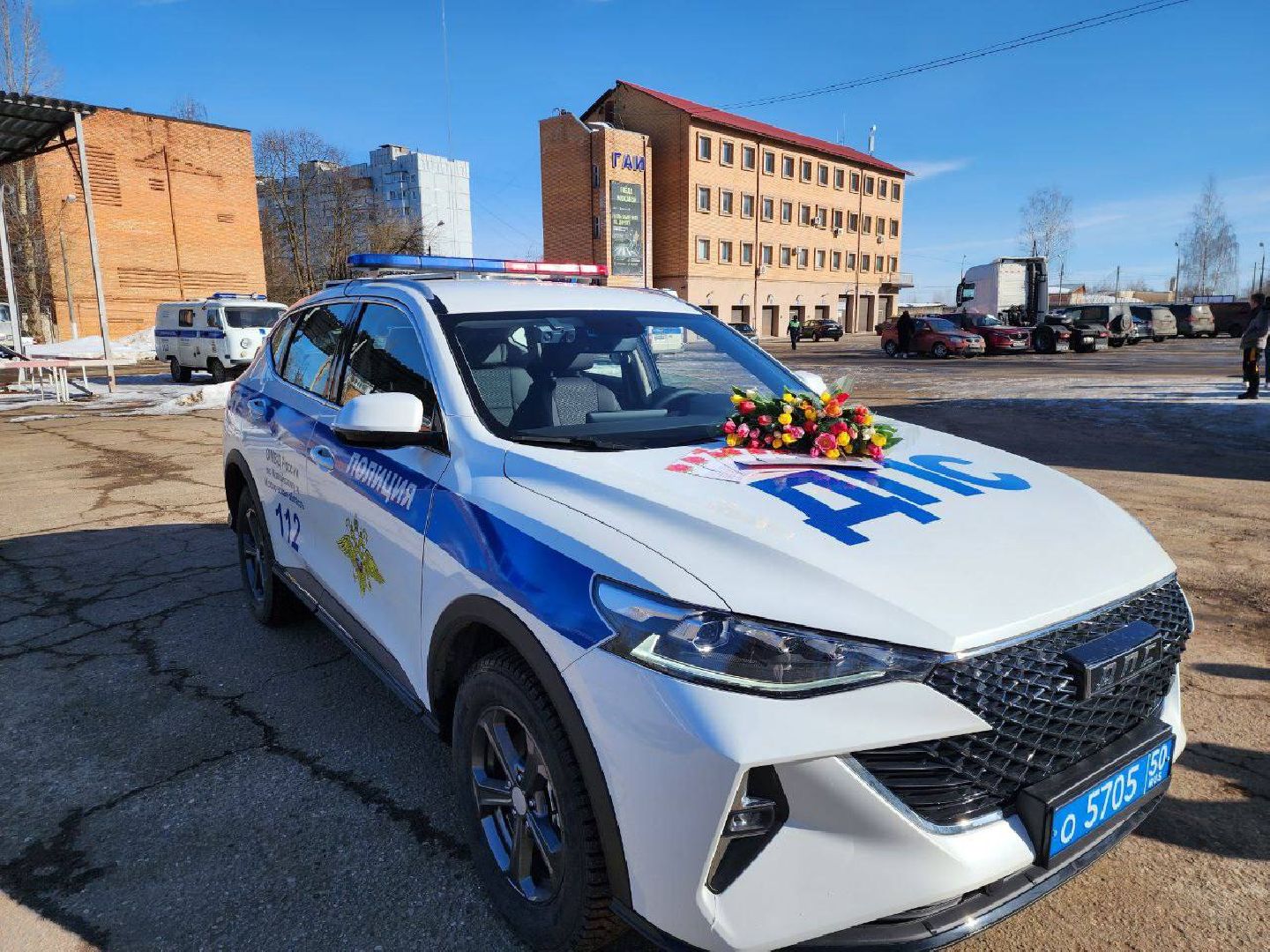 можайск, можайский городской округ, подмосковье, гаи, госавтоинспекция, инспекторы, цветочный патруль, акция, международный женский день, 8 марта, поздравления,