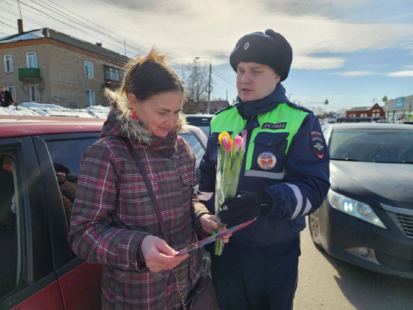 можайск, можайский городской округ, подмосковье, гаи, госавтоинспекция, инспекторы, цветочный патруль, акция, международный женский день, 8 марта, поздравления,