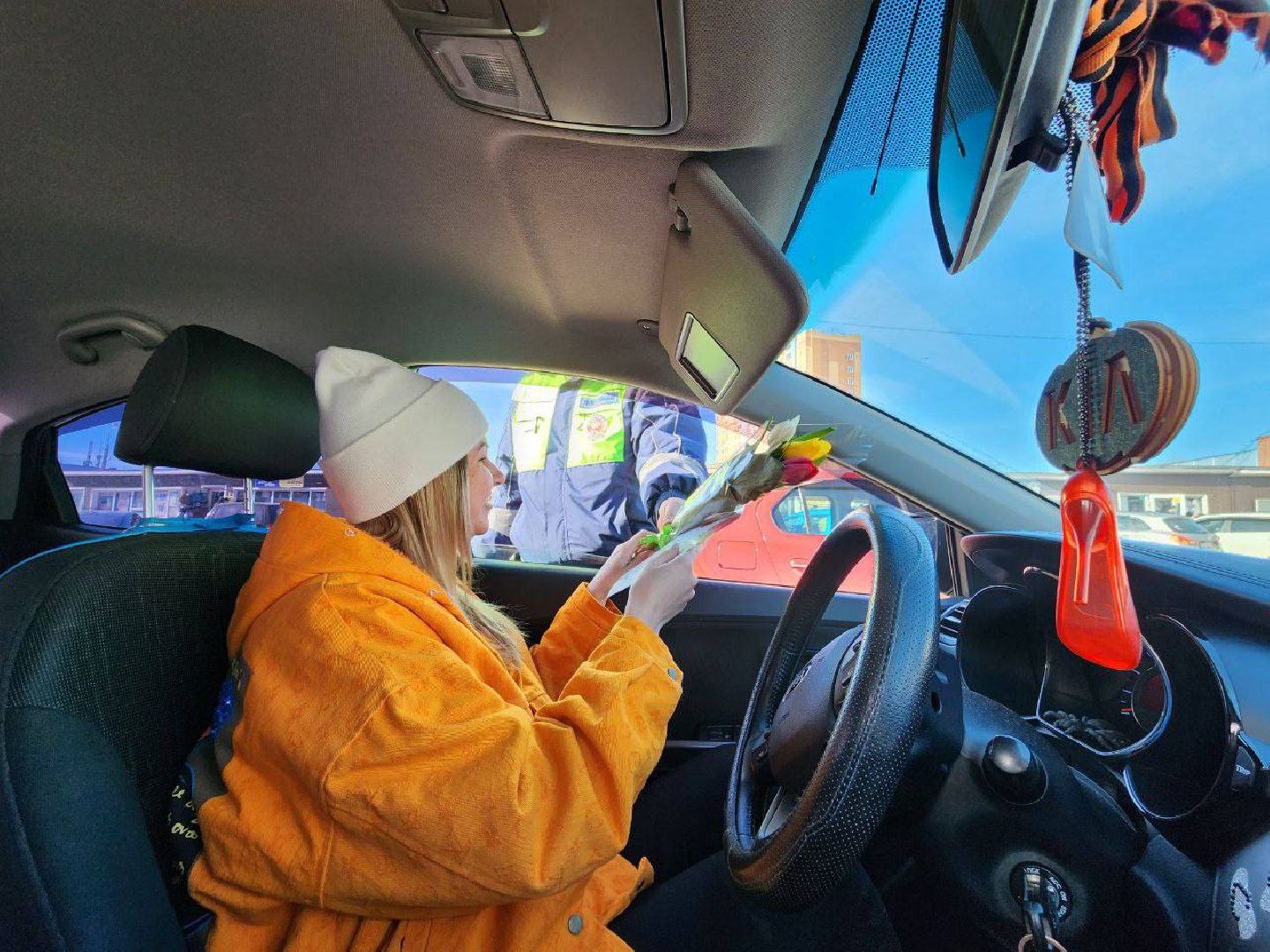 можайск, можайский городской округ, подмосковье, гаи, госавтоинспекция, инспекторы, цветочный патруль, акция, международный женский день, 8 марта, поздравления,