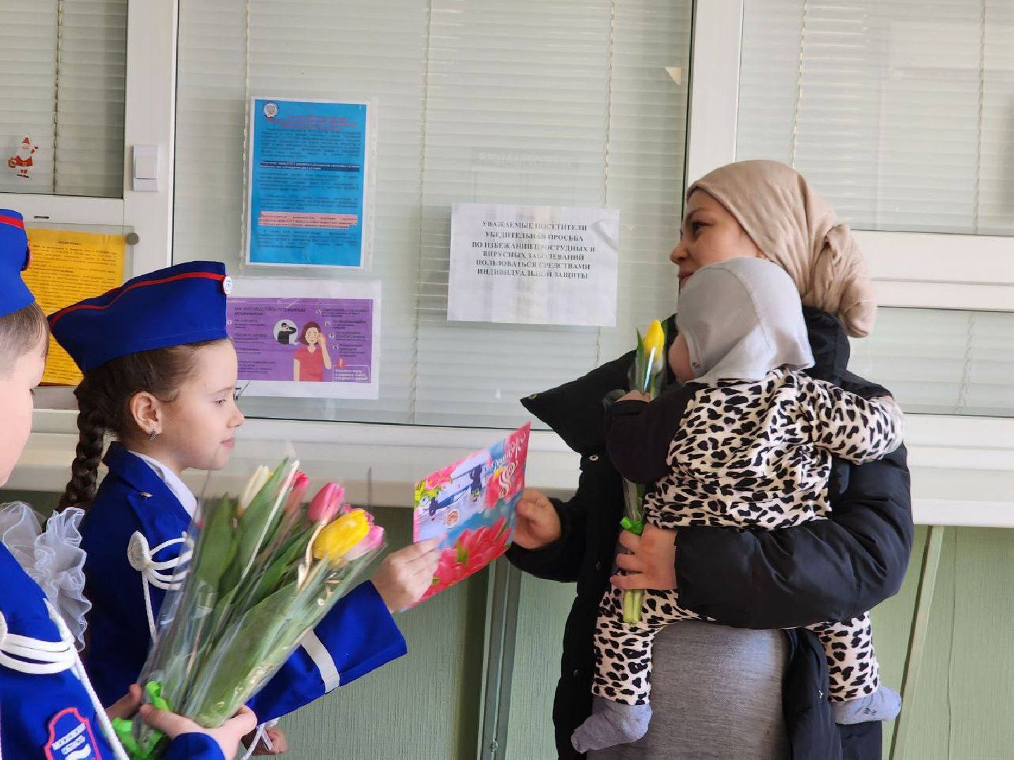 можайск, можайский городской округ, подмосковье, гаи, госавтоинспекция, инспекторы, цветочный патруль, акция, международный женский день, 8 марта, поздравления,