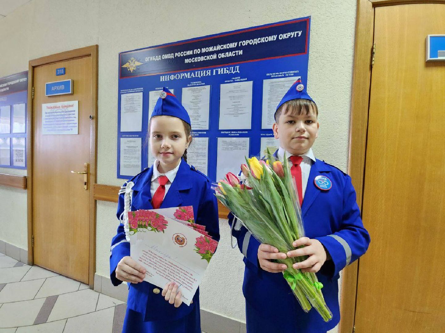 можайск, можайский городской округ, подмосковье, гаи, госавтоинспекция, инспекторы, цветочный патруль, акция, международный женский день, 8 марта, поздравления,