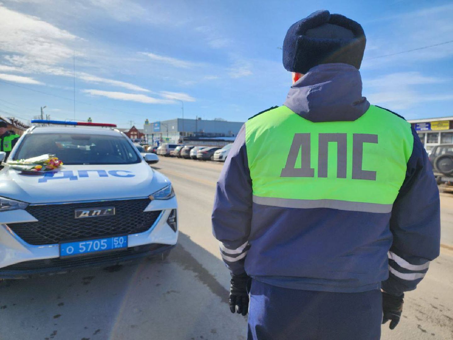 можайск, можайский городской округ, подмосковье, гаи, госавтоинспекция, инспекторы, цветочный патруль, акция, международный женский день, 8 марта, поздравления,