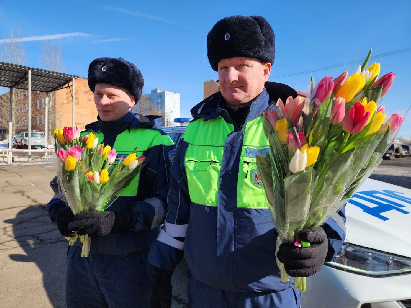 можайск, можайский городской округ, подмосковье, гаи, госавтоинспекция, инспекторы, цветочный патруль, акция, международный женский день, 8 марта, поздравления,