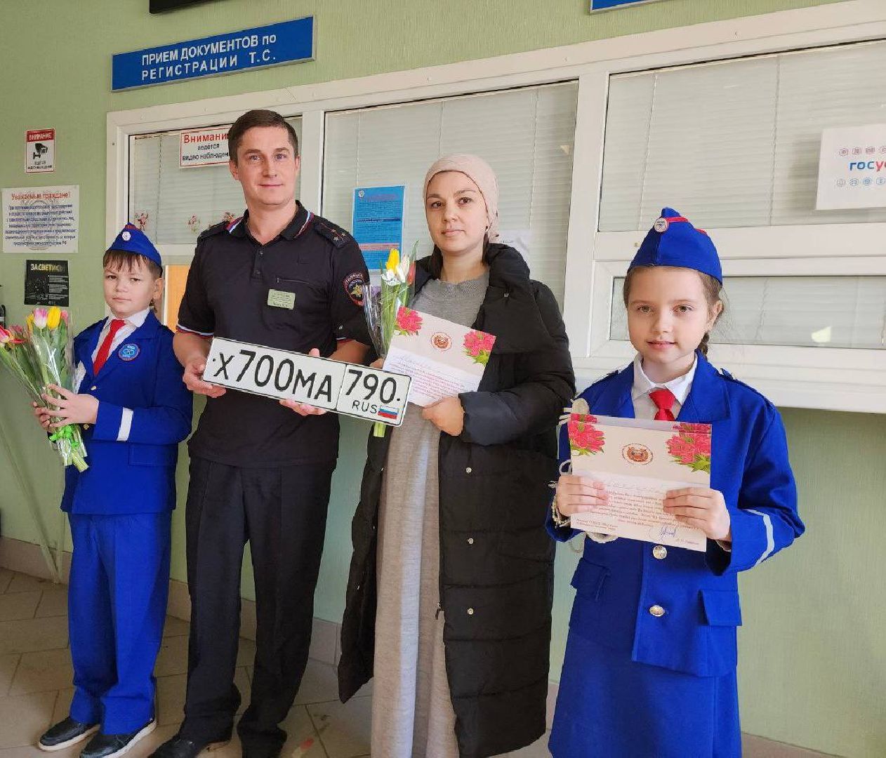 можайск, можайский городской округ, подмосковье, гаи, госавтоинспекция, инспекторы, цветочный патруль, акция, международный женский день, 8 марта, поздравления,