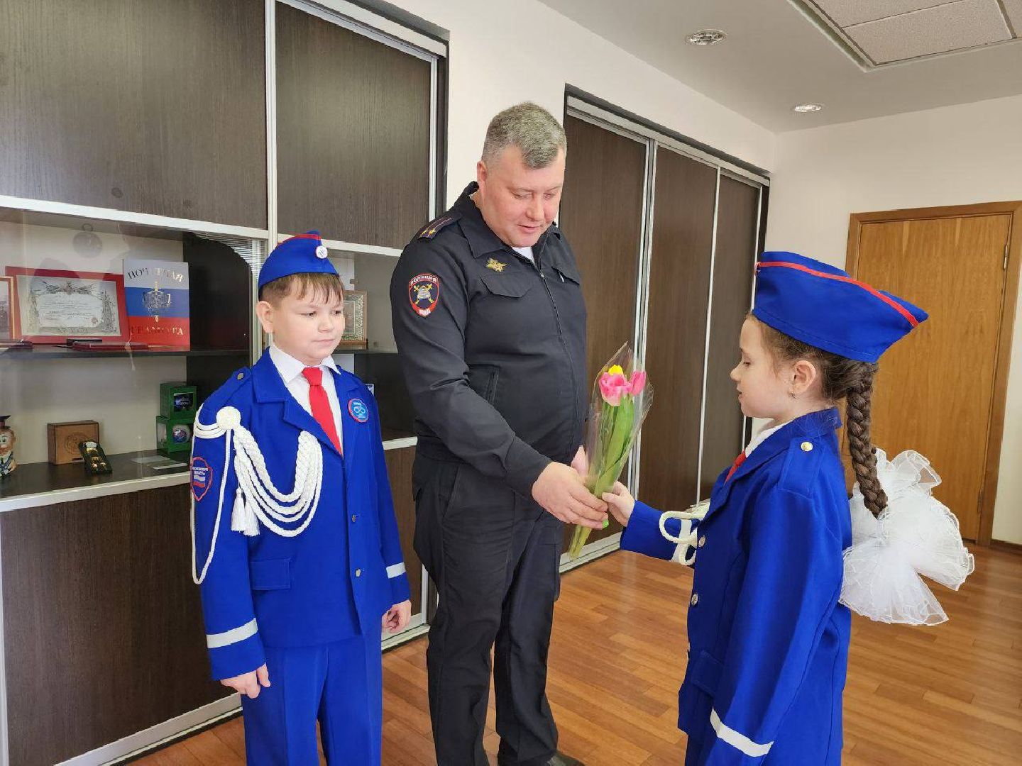 можайск, можайский городской округ, подмосковье, гаи, госавтоинспекция, инспекторы, цветочный патруль, акция, международный женский день, 8 марта, поздравления,