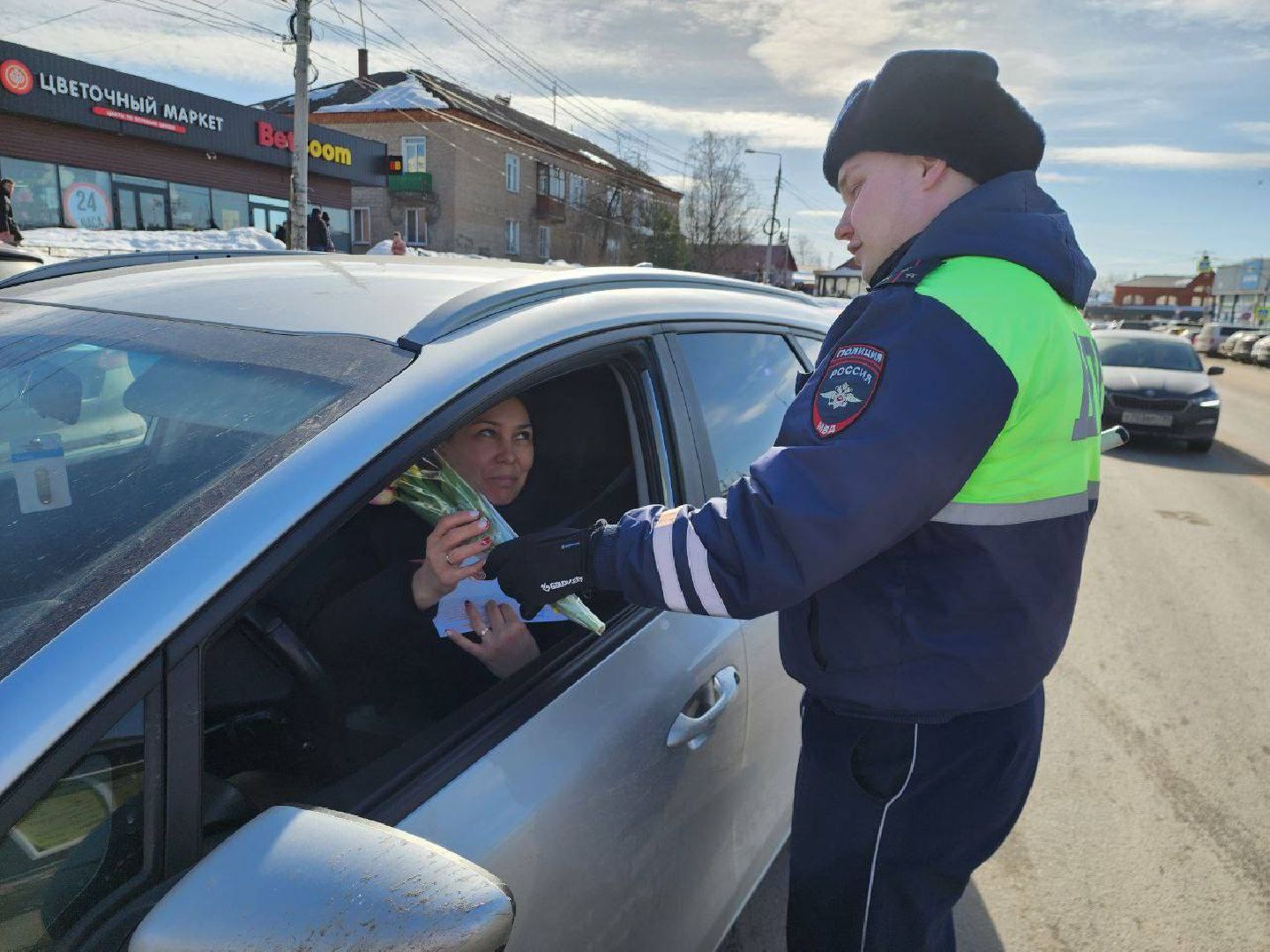 можайск, можайский городской округ, подмосковье, гаи, госавтоинспекция, инспекторы, цветочный патруль, акция, международный женский день, 8 марта, поздравления,