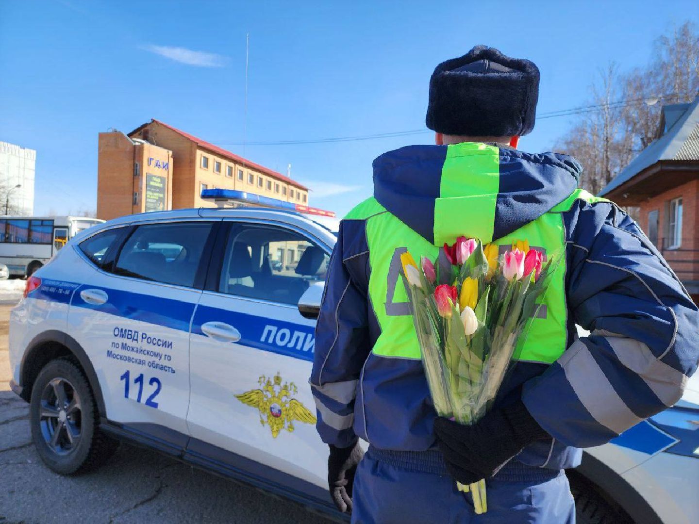 можайск, можайский городской округ, подмосковье, гаи, госавтоинспекция, инспекторы, цветочный патруль, акция, международный женский день, 8 марта, поздравления,
