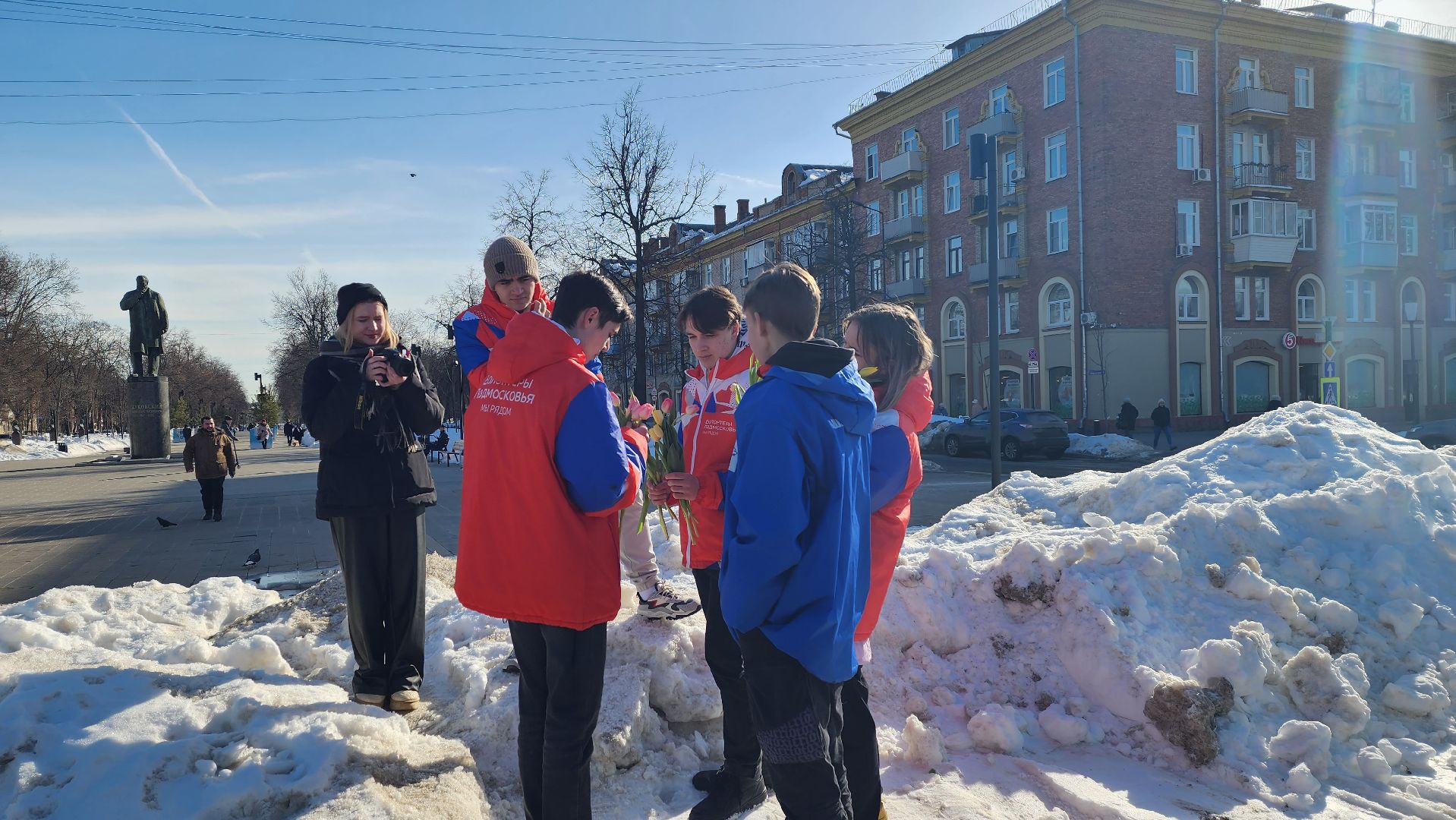 8 марта, шествие, бульвар маяковского, борис аубакиров, волонтеры подмосковья, молодая гвардия,