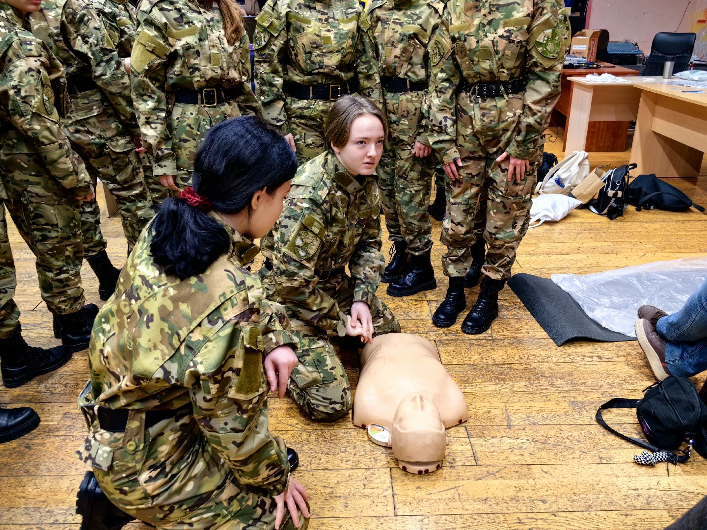 игра, Юнармия, девушки в погонах, автомат Калашникова, первая помощь,