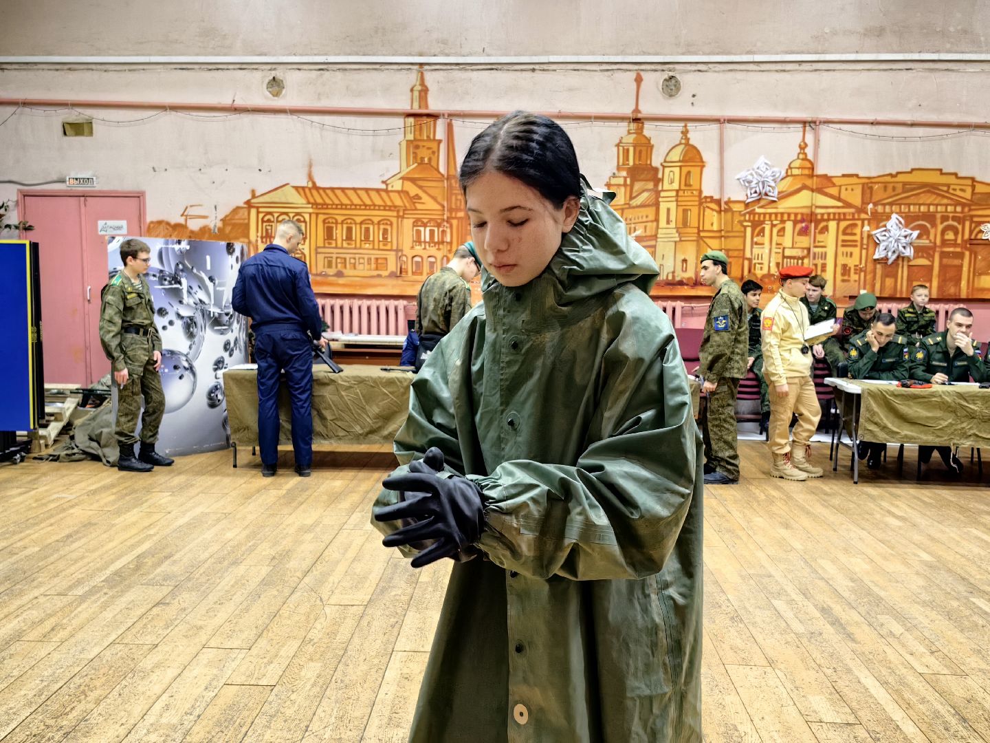 игра, Юнармия, девушки в погонах, автомат Калашникова, первая помощь,