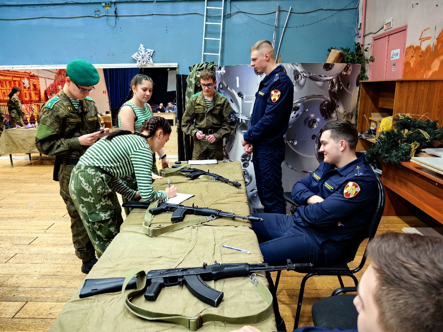 игра, Юнармия, девушки в погонах, автомат Калашникова, первая помощь,
