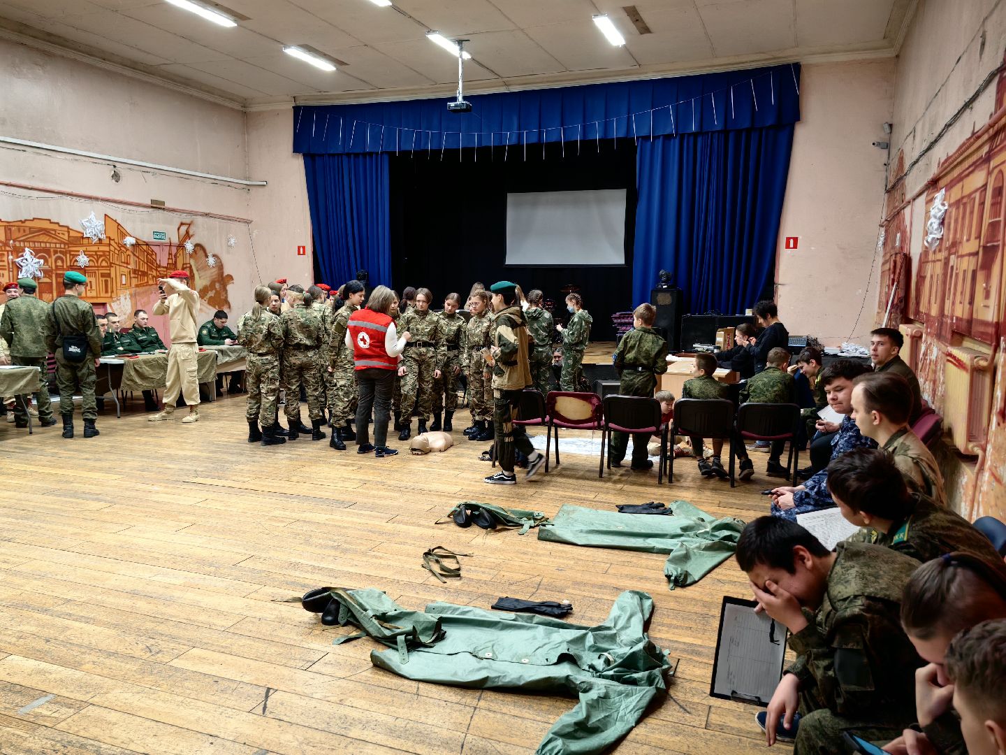 игра, Юнармия, девушки в погонах, автомат Калашникова, первая помощь,