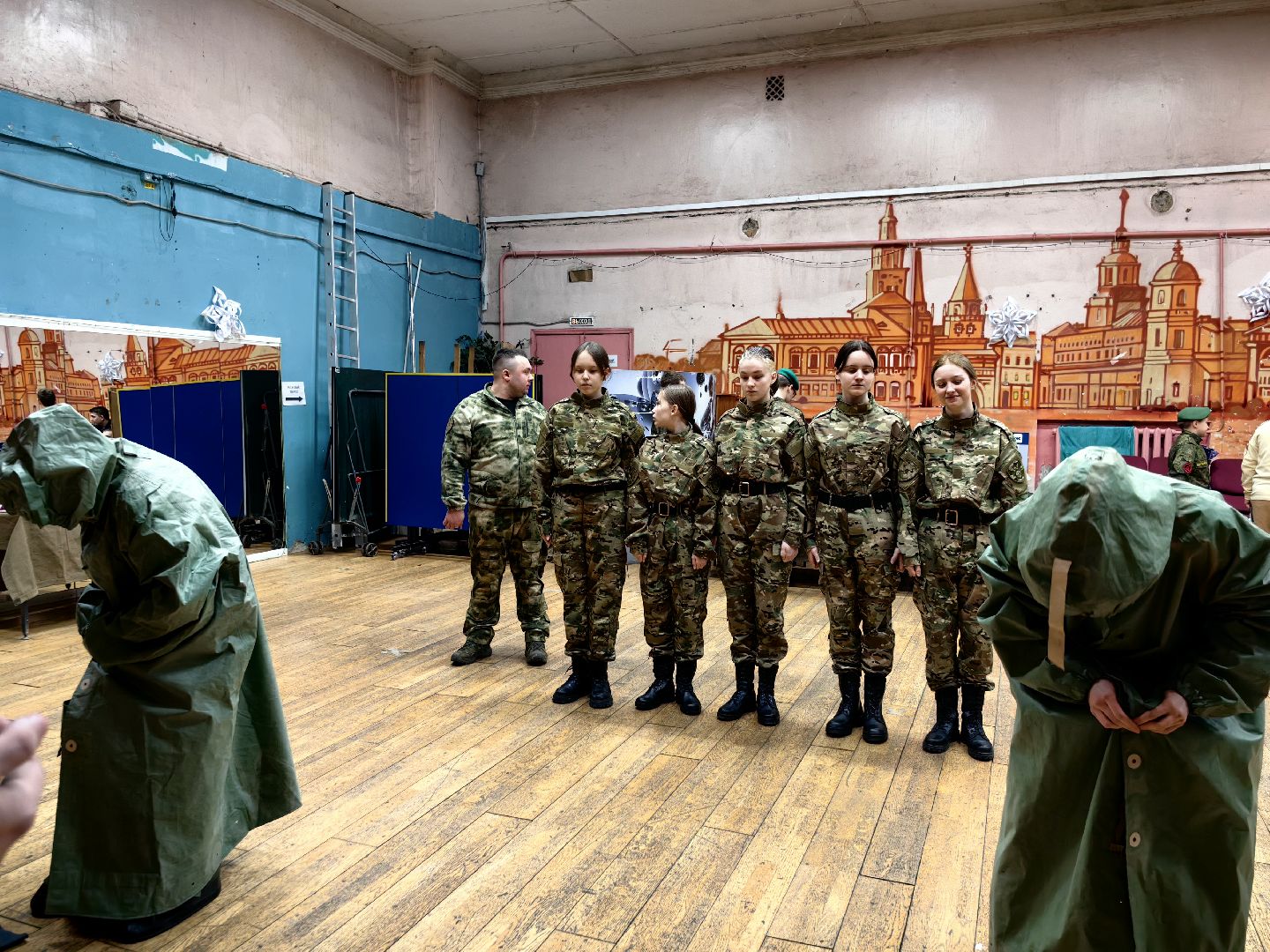 игра, Юнармия, девушки в погонах, автомат Калашникова, первая помощь,