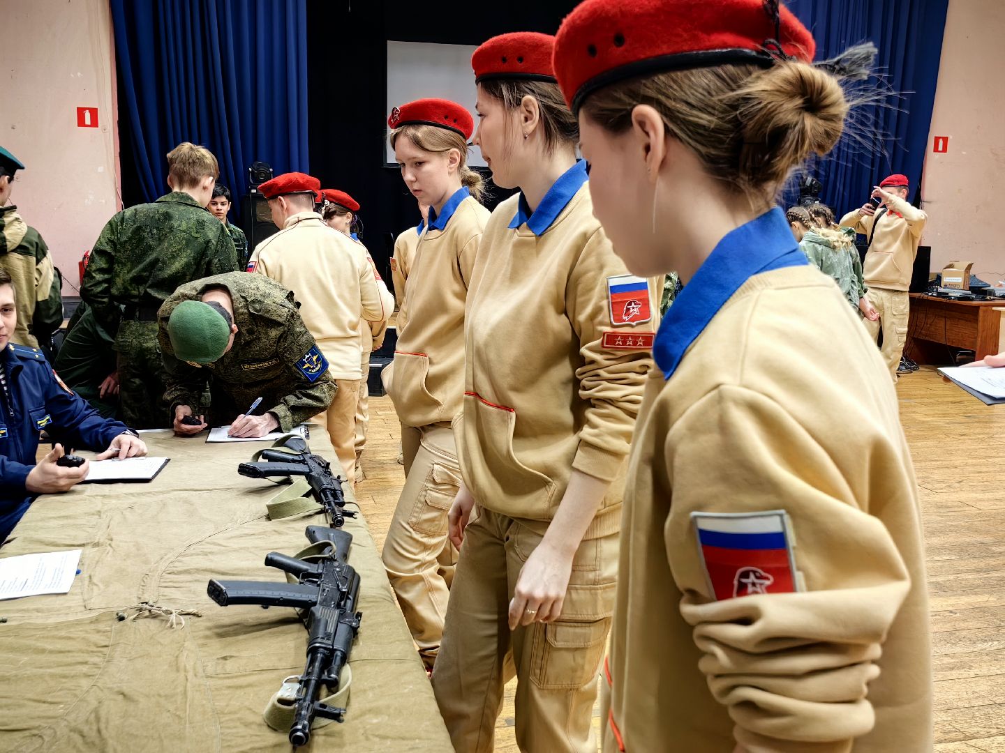 игра, Юнармия, девушки в погонах, автомат Калашникова, первая помощь,