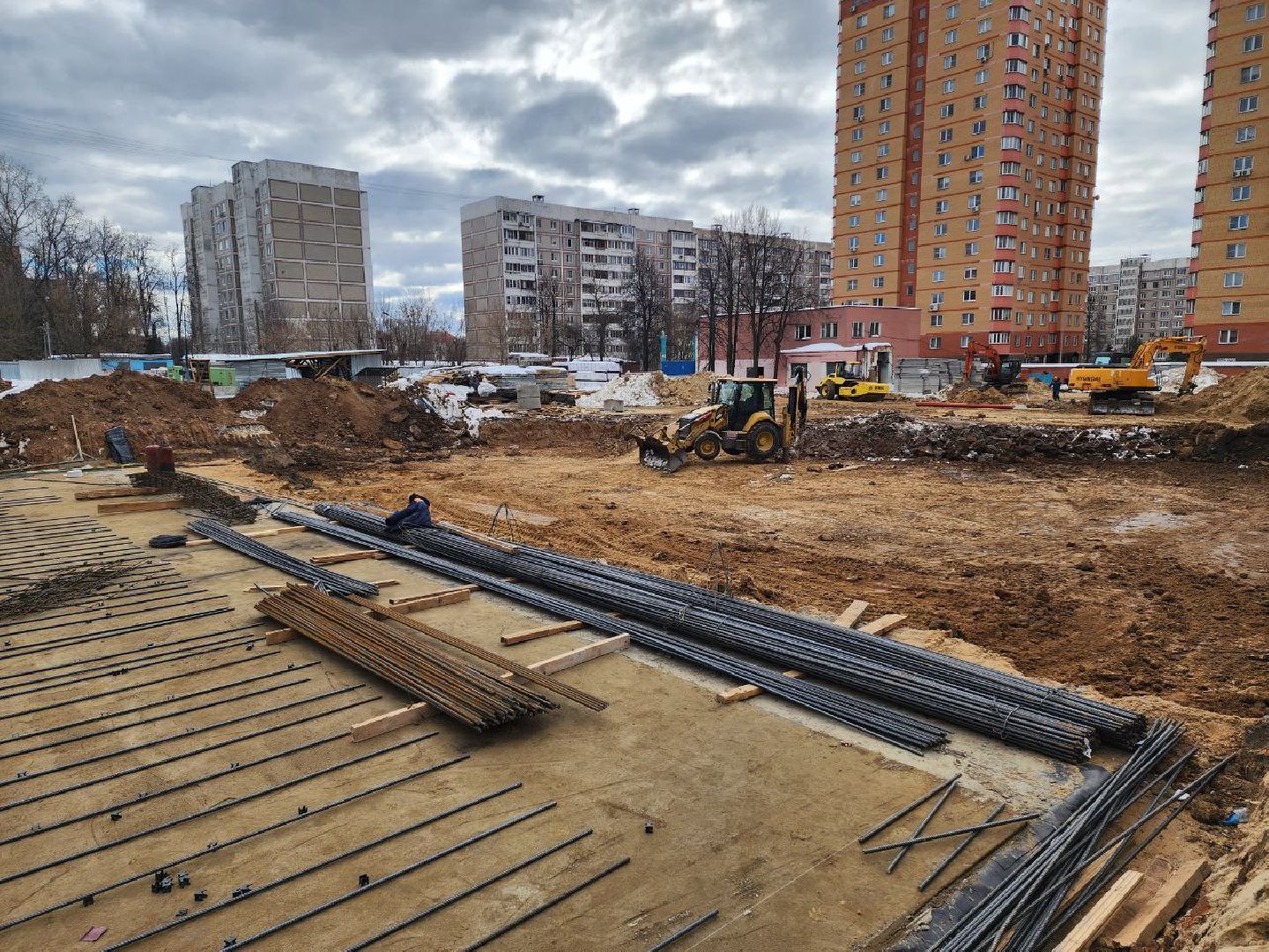 чехов, строительство, пристройка к школе, котлован, администрация, школа,