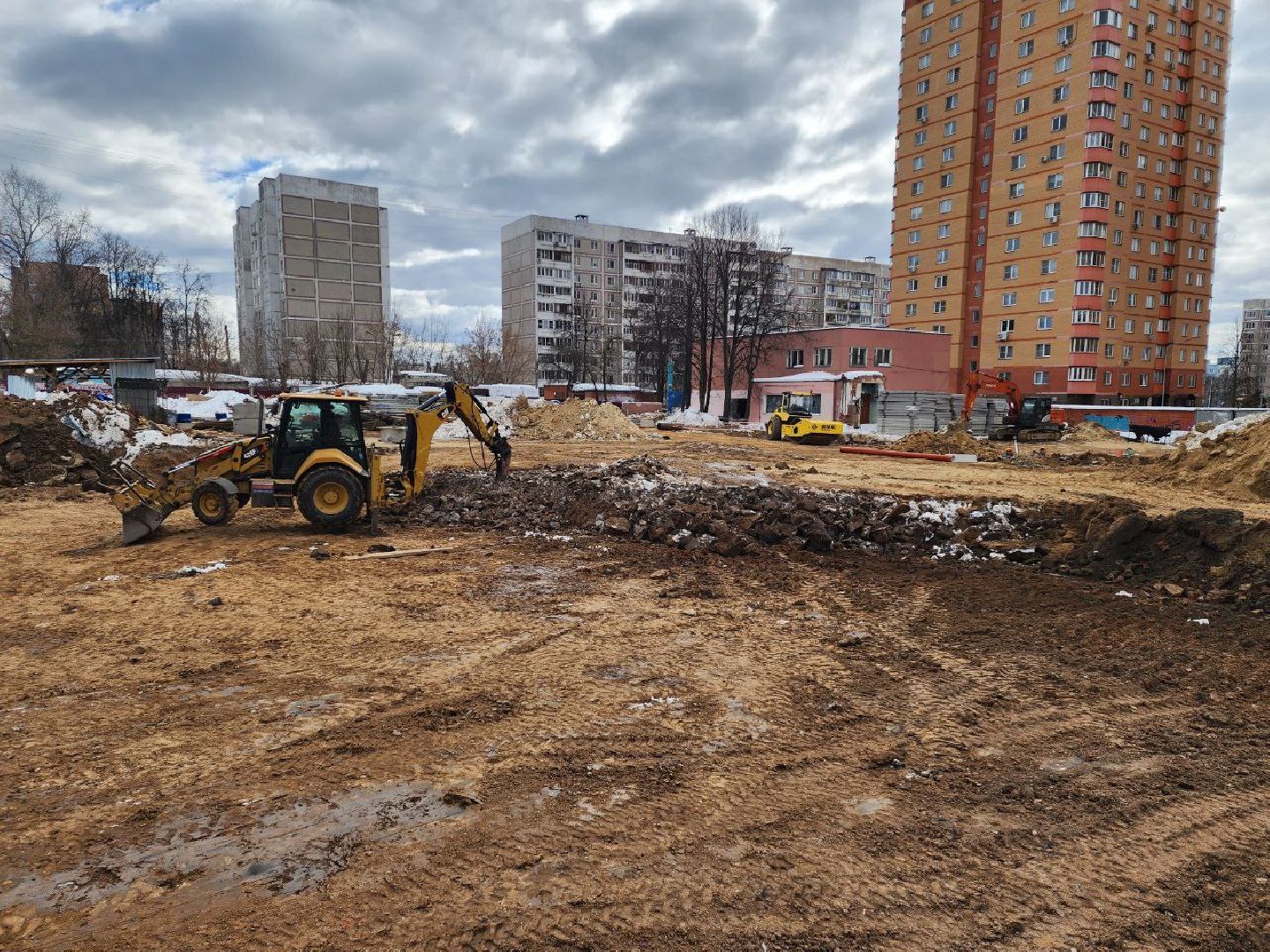 чехов, строительство, пристройка к школе, котлован, администрация, школа,