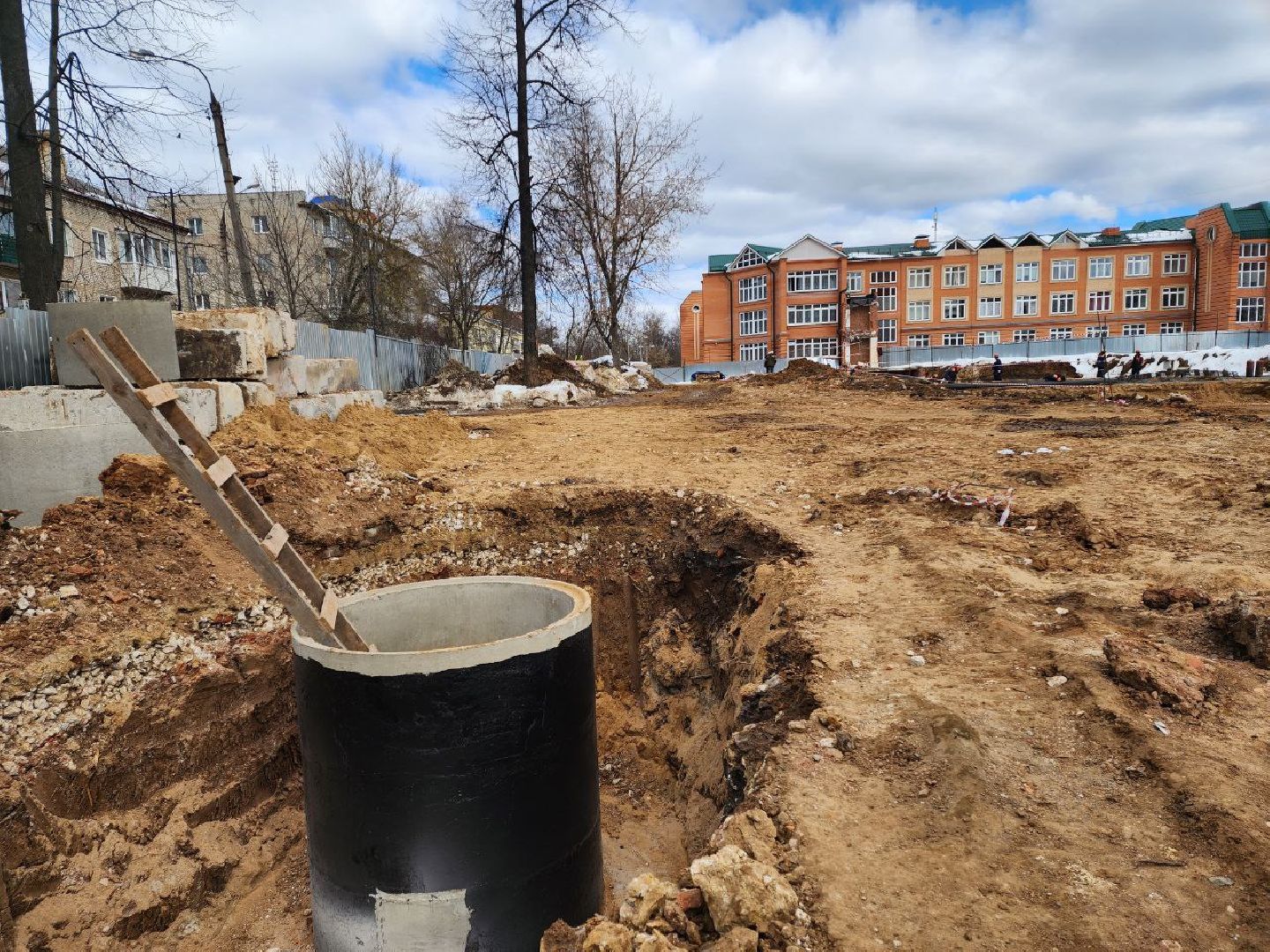 чехов, строительство, пристройка к школе, котлован, администрация, школа,