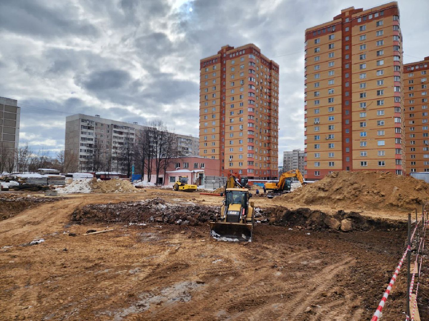 чехов, строительство, пристройка к школе, котлован, администрация, школа,