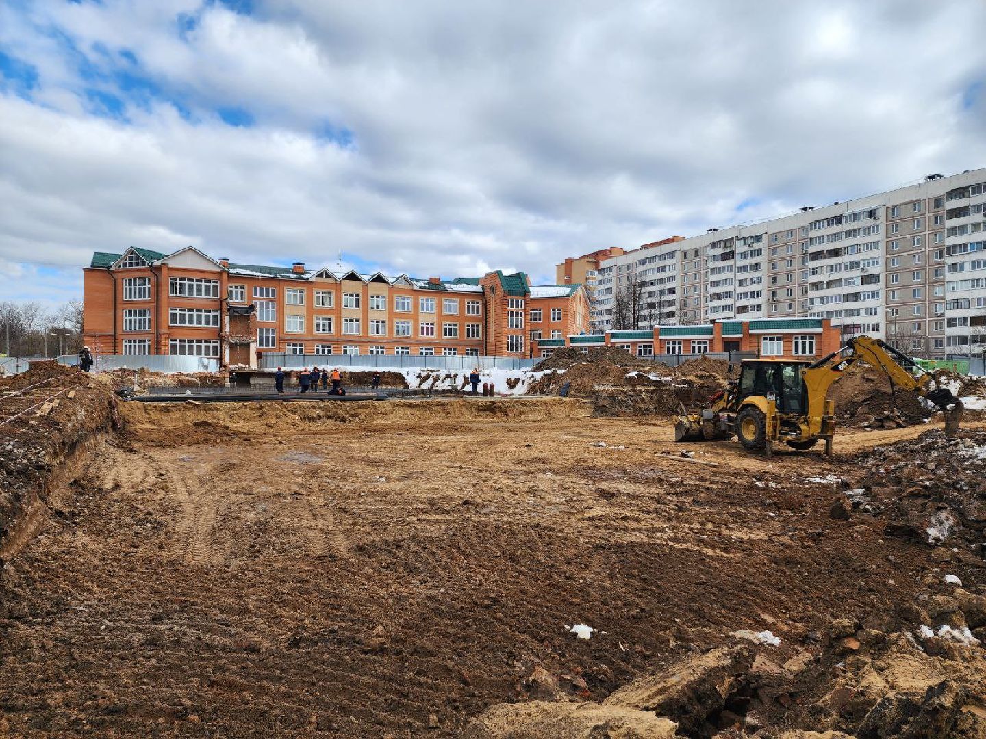 чехов, строительство, пристройка к школе, котлован, администрация, школа,