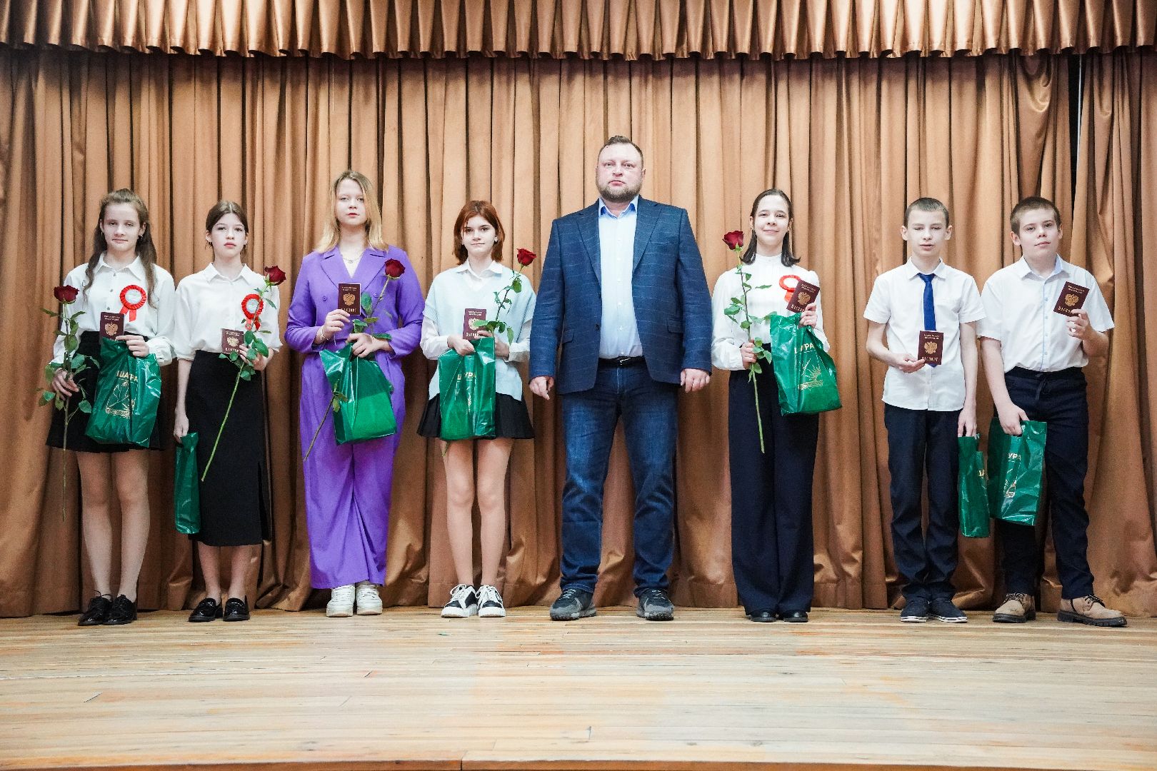 Рошаль, глава округа, Большая Шатура, вручение паспортов, паспорта РФ, граждане РФ, Рошальский лицей,