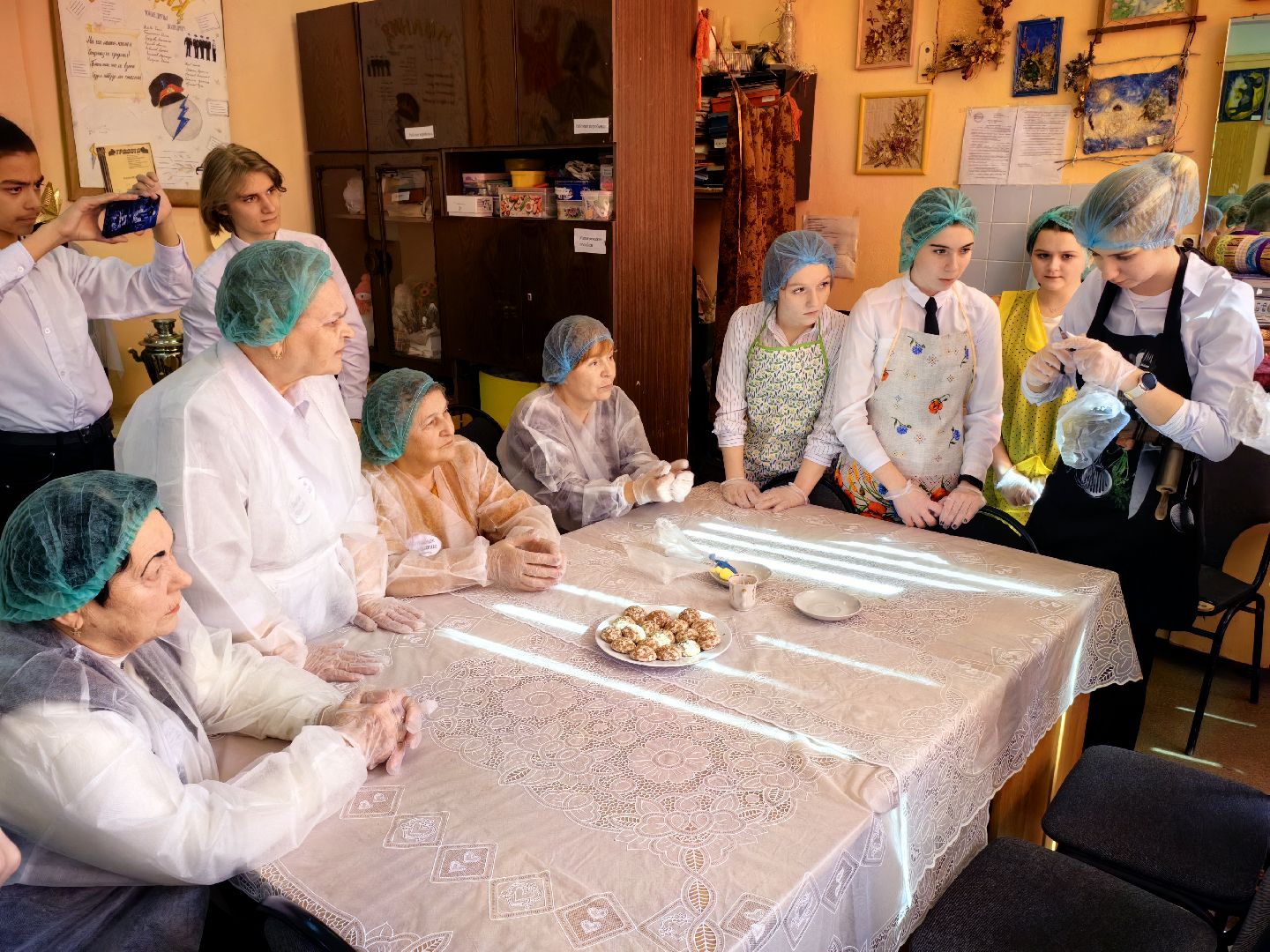 школа, неделя добрых дел в школе, пряники, роспись пряников,