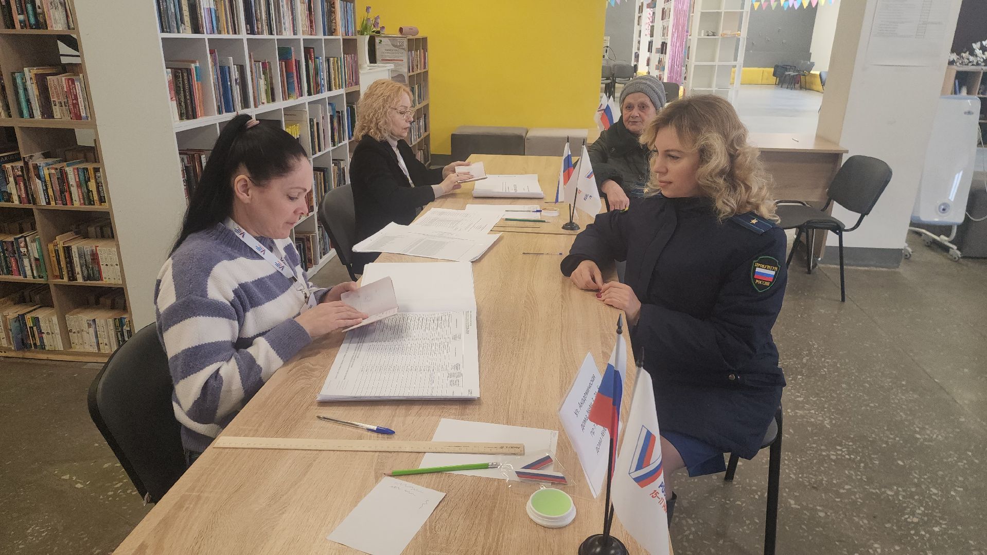 шатура 2024, шатуравыбирает, выборы 2024, выборы президента, выборы президента 2024, выборы президента россии, прокуратура, помощник прокурора голосует на выборах 2024,