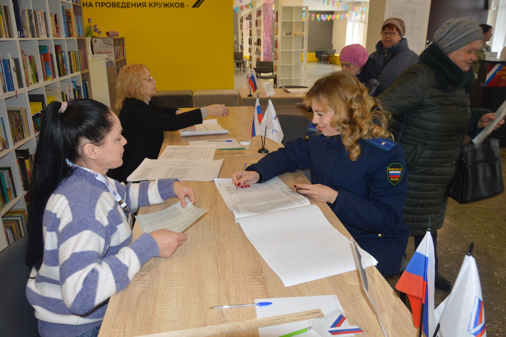 шатура 2024, шатуравыбирает, выборы 2024, выборы президента, выборы президента 2024, выборы президента россии, прокуратура, помощник прокурора голосует на выборах 2024,