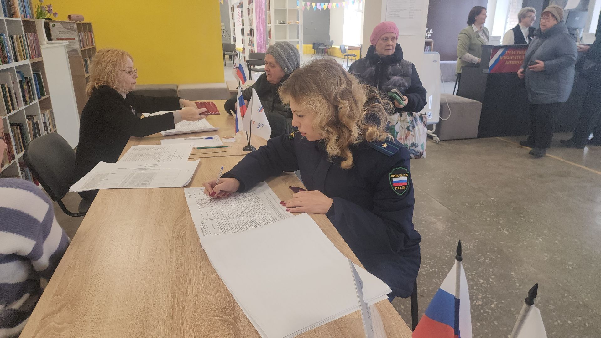 шатура 2024, шатуравыбирает, выборы 2024, выборы президента, выборы президента 2024, выборы президента россии, прокуратура, помощник прокурора голосует на выборах 2024,