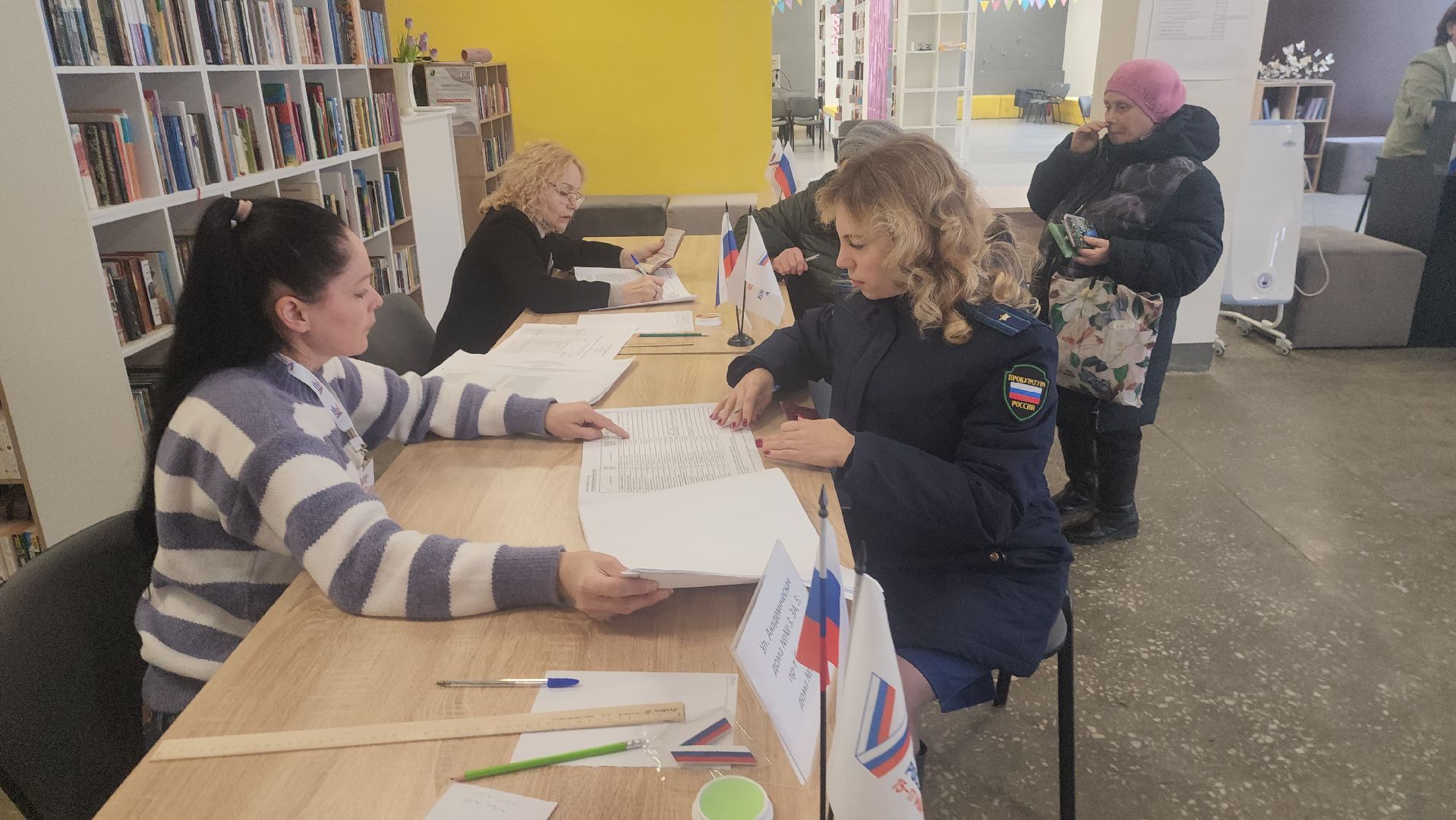 шатура 2024, шатуравыбирает, выборы 2024, выборы президента, выборы президента 2024, выборы президента россии, прокуратура, помощник прокурора голосует на выборах 2024,