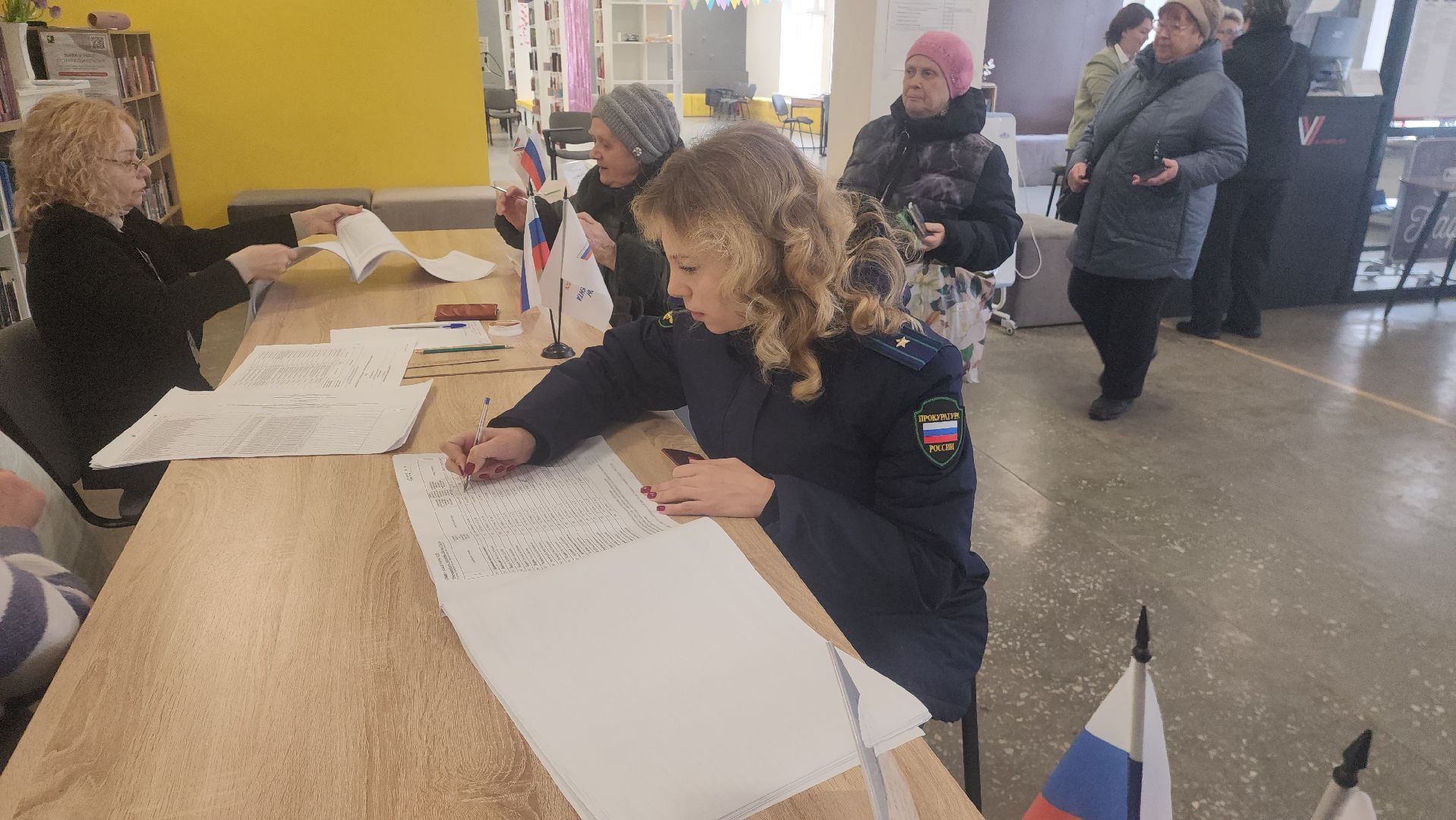 шатура 2024, шатуравыбирает, выборы 2024, выборы президента, выборы президента 2024, выборы президента россии, прокуратура, помощник прокурора голосует на выборах 2024,