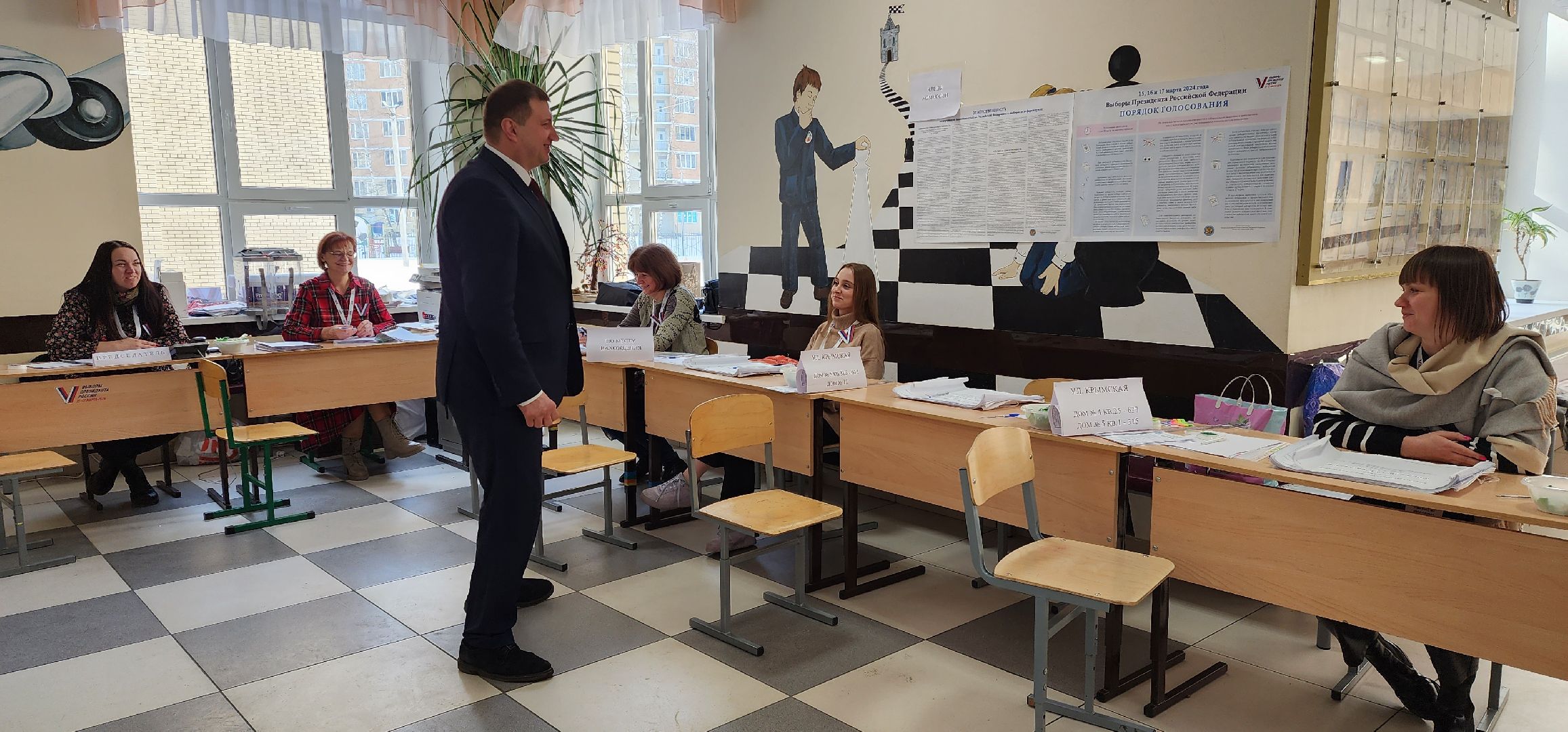 раменское, выборы 2024, председатель совета депутатов раменского округа проголосовал на своем избирательном участке в школе 9,