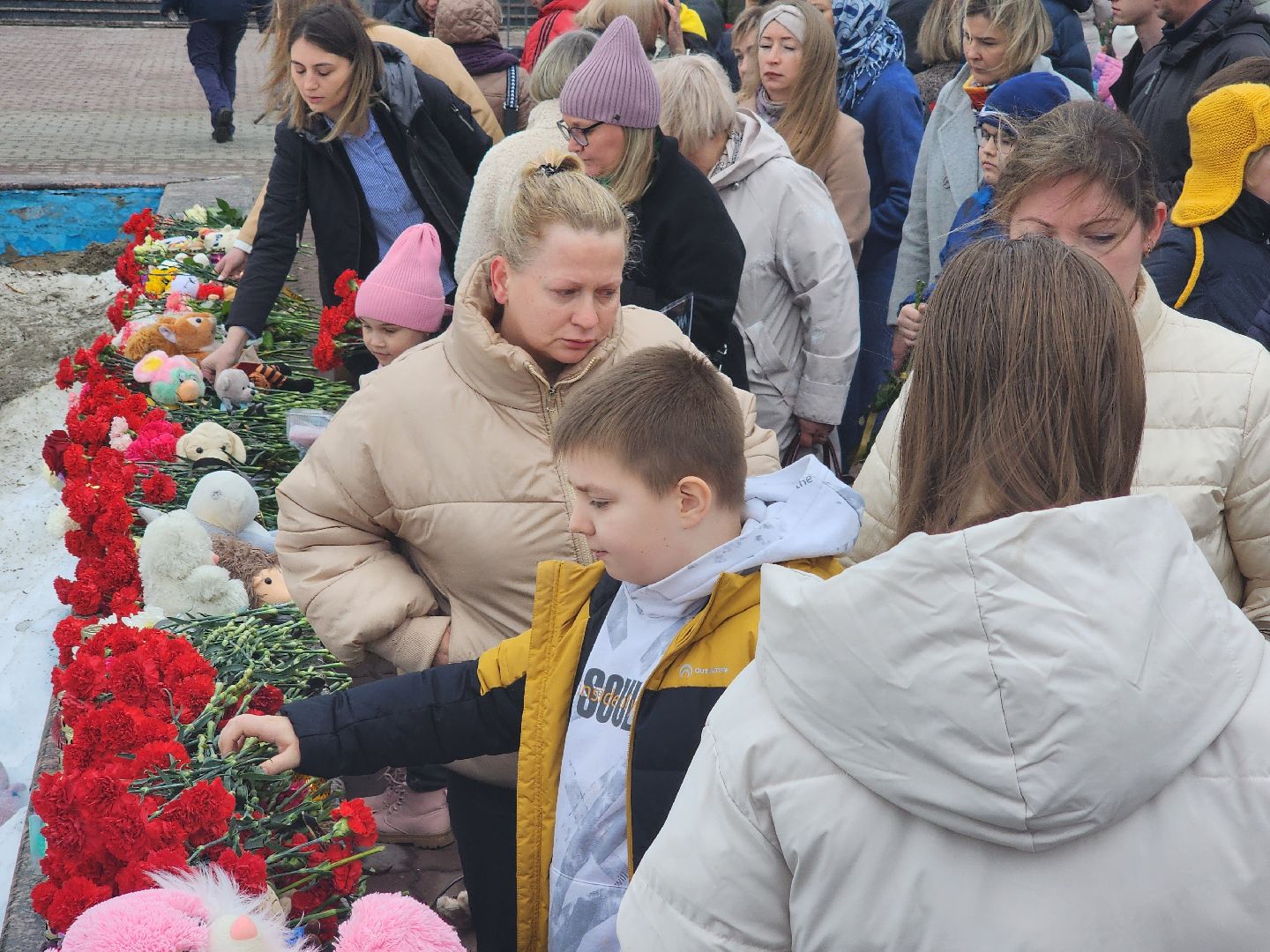 воскресенск, стихийный мемориал, память, крокус сити холл, жители,теракт,