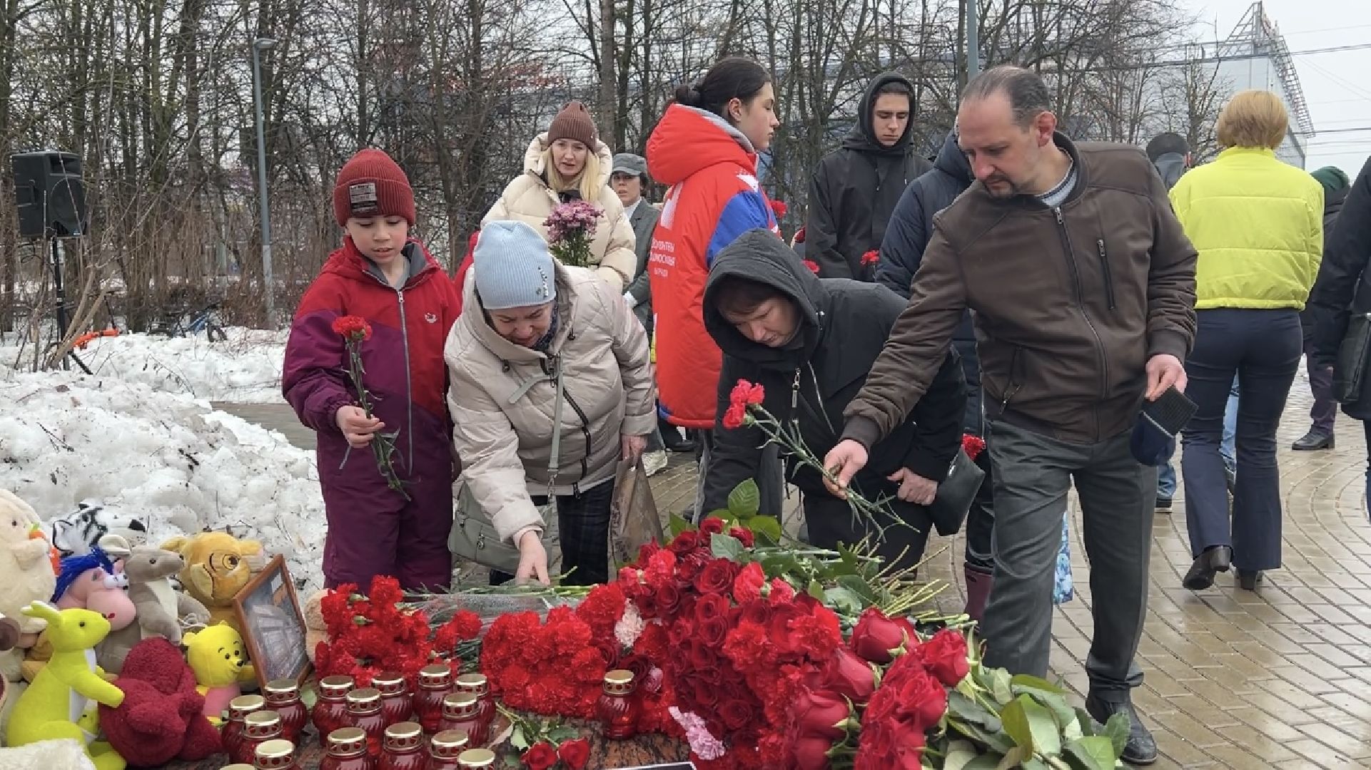 химки, крокус сити холл, стихийный мемориал, теракт,