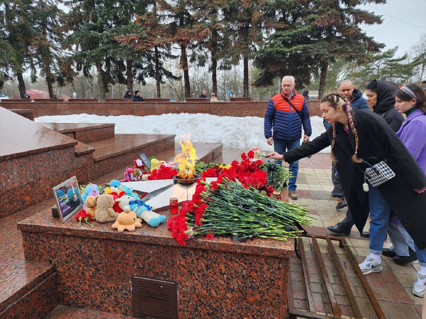 чехов, день траура, возложение цветов, минута молчания, жители,теракт,