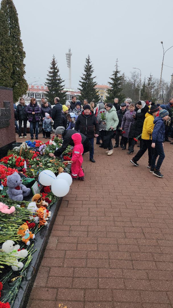 Вечный огонь, траурный митинг, возложение цветов, борис аубакиров, Дмитрий Денисов,благочинный,теракт,