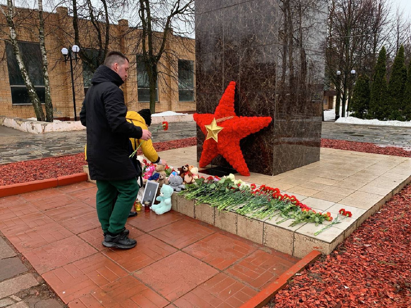 можайск, можайский городской округ, подмосковье, памятная акция, стихийный мемориал, память погибших, жители, теракт, теракт в крокус сити холле,