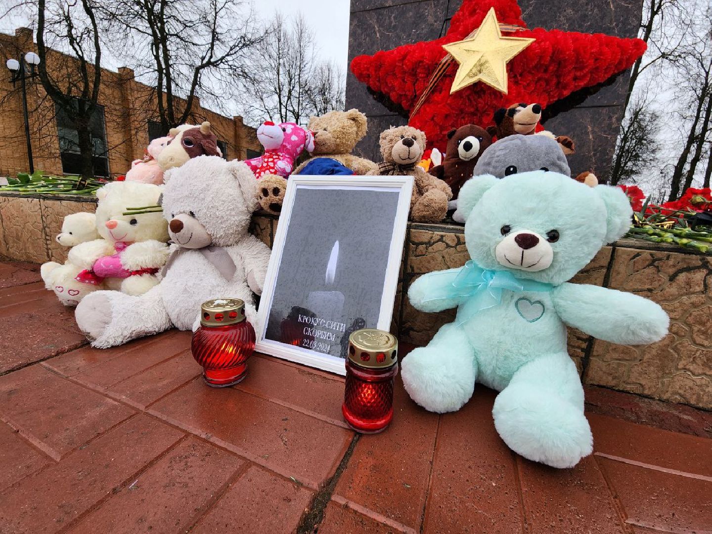 можайск, можайский городской округ, подмосковье, памятная акция, стихийный мемориал, память погибших, жители, теракт, теракт в крокус сити холле,