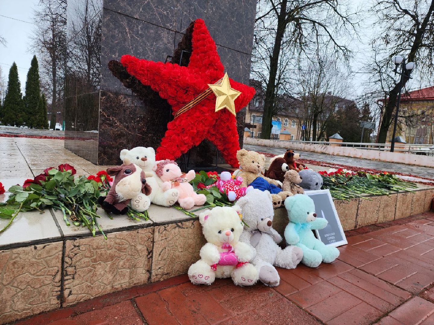 можайск, можайский городской округ, подмосковье, памятная акция, стихийный мемориал, память погибших, жители, теракт, теракт в крокус сити холле,