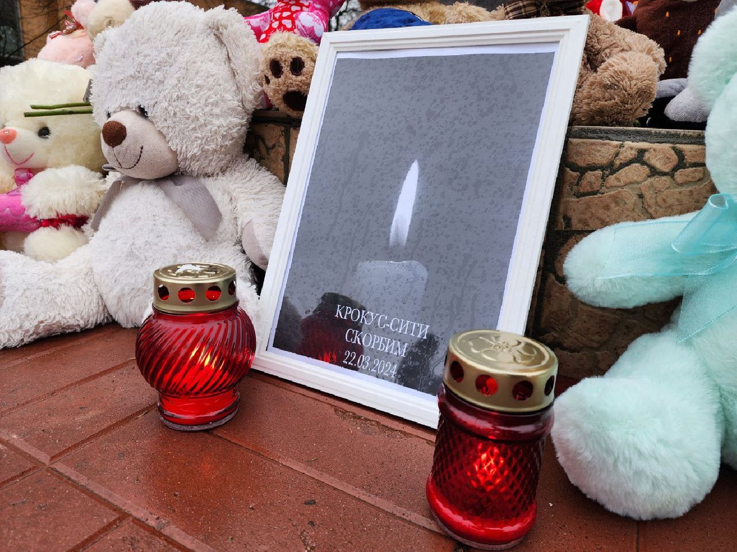 можайск, можайский городской округ, подмосковье, памятная акция, стихийный мемориал, память погибших, жители, теракт, теракт в крокус сити холле,