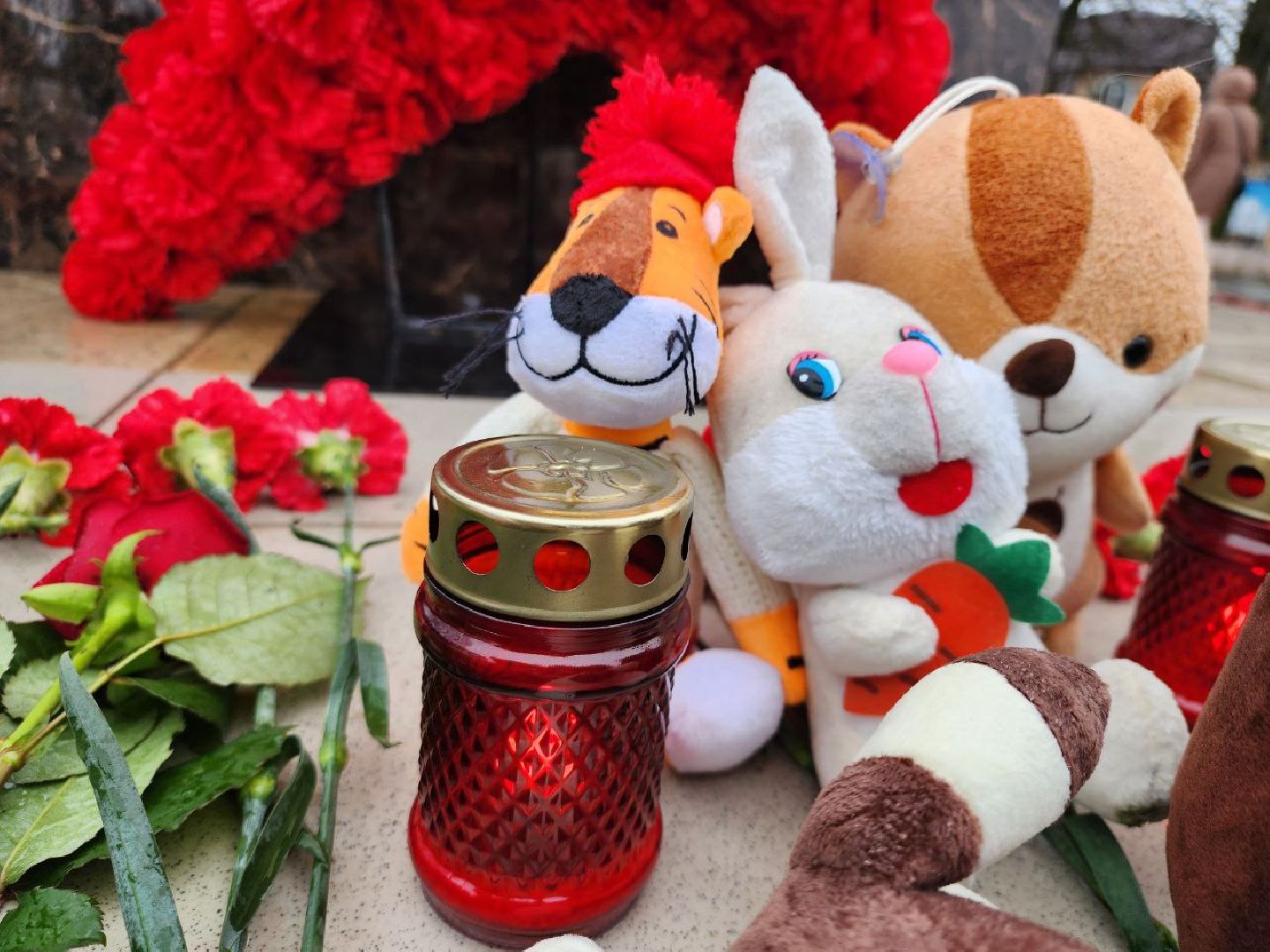 можайск, можайский городской округ, подмосковье, памятная акция, стихийный мемориал, память погибших, жители, теракт, теракт в крокус сити холле,