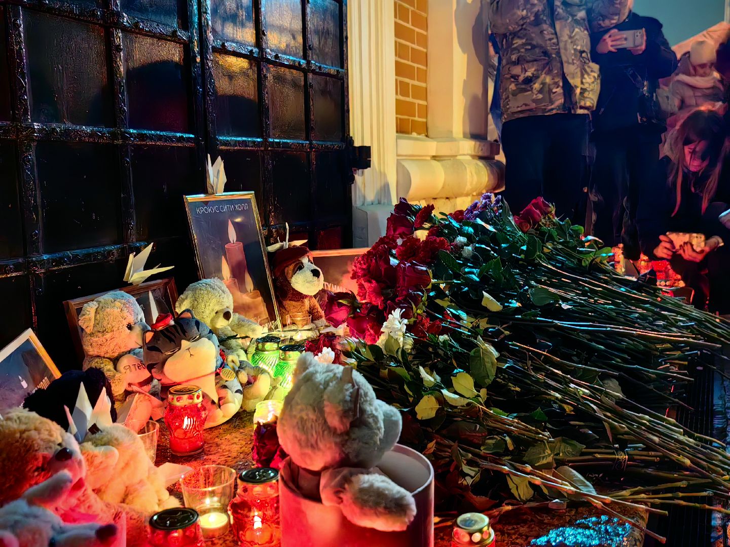 свеча памяти, возложение цветов, день траура и скорби по погибшим в красногрске, теракт,