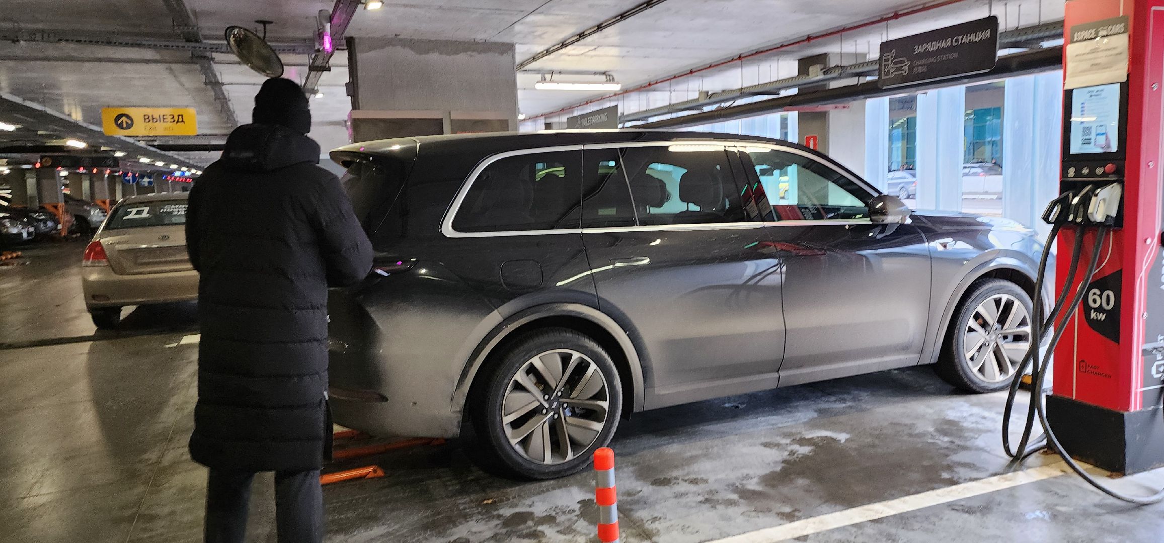 электромобили, зарядные станции, аэропорт Домодедово,