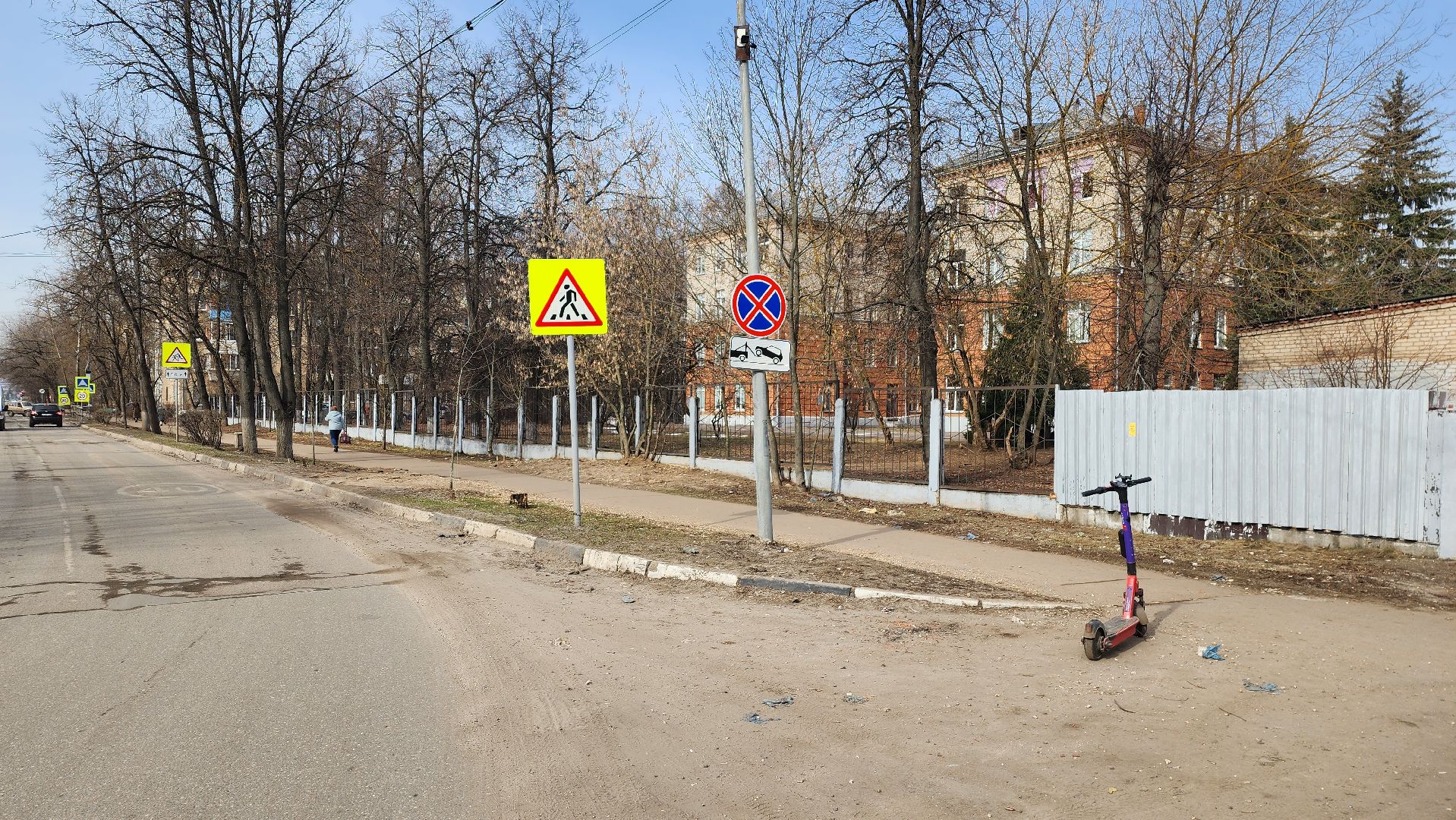 знаки запрета парковки, дорожные знаки, школа 8, Мосавтодор, Остановка запрещена, работает эвакуатор,