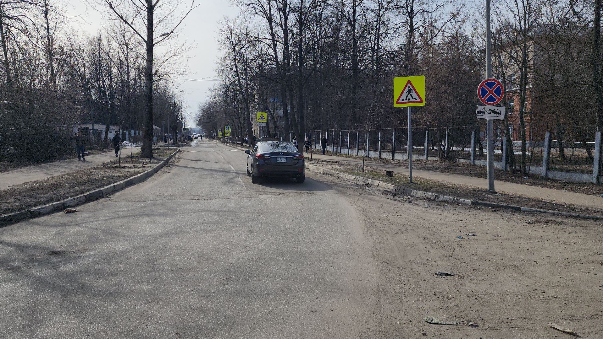 знаки запрета парковки, дорожные знаки, школа 8, Мосавтодор, Остановка запрещена, работает эвакуатор,