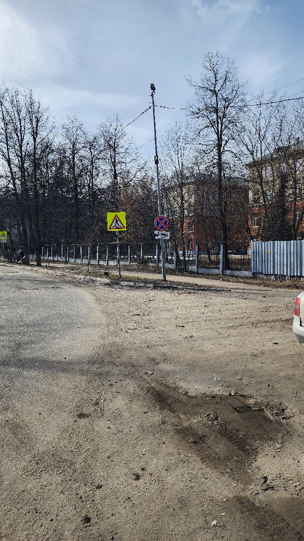 знаки запрета парковки, дорожные знаки, школа 8, Мосавтодор, Остановка запрещена, работает эвакуатор,