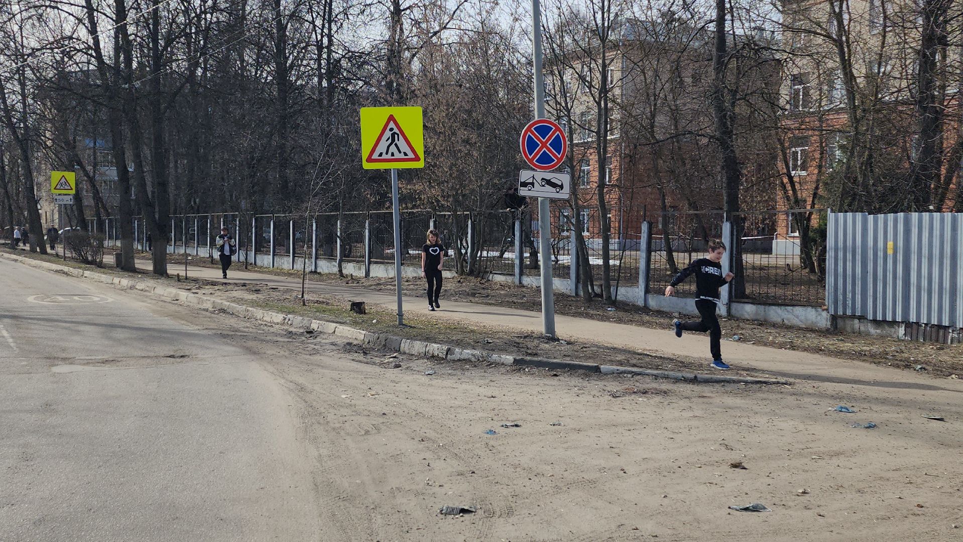 знаки запрета парковки, дорожные знаки, школа 8, Мосавтодор, Остановка запрещена, работает эвакуатор,