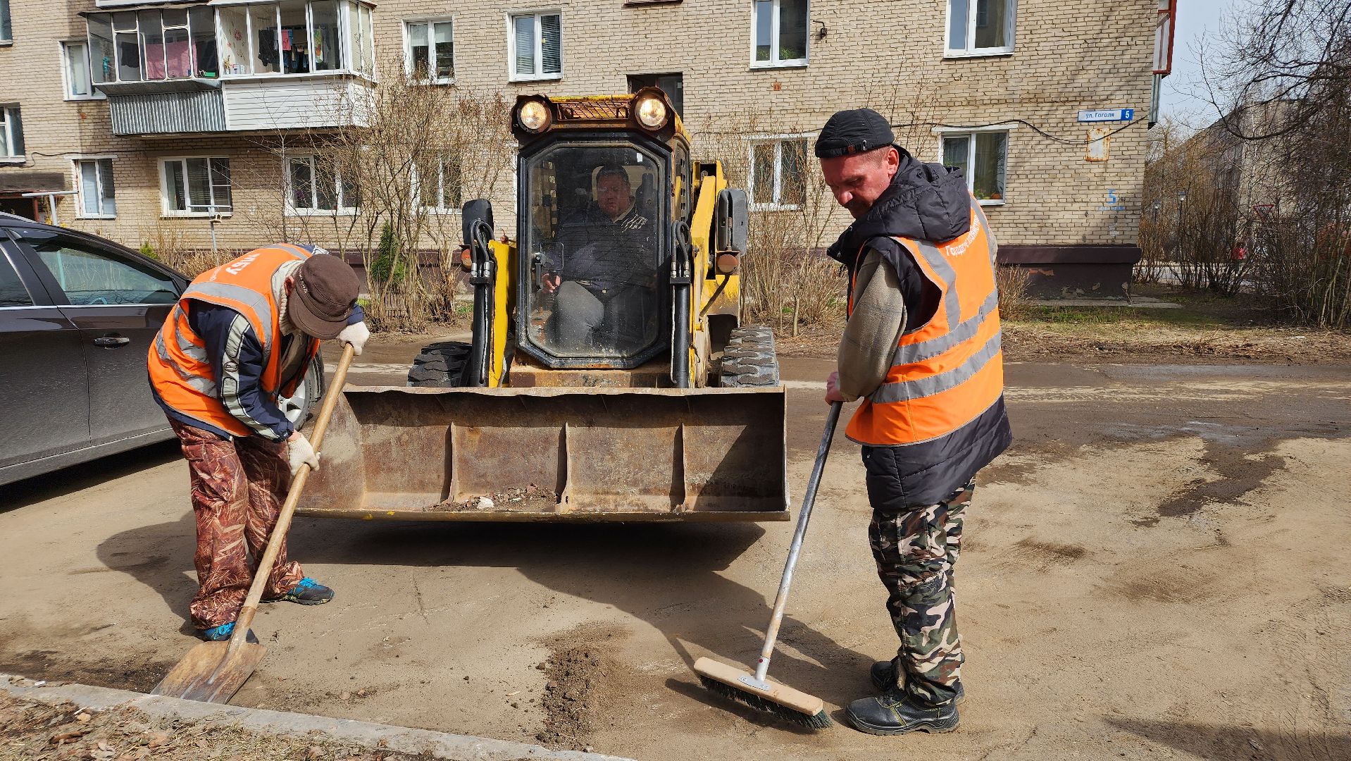 уборка дворов после зимы, благоустройство, уборка города, Лосино-Петровский,